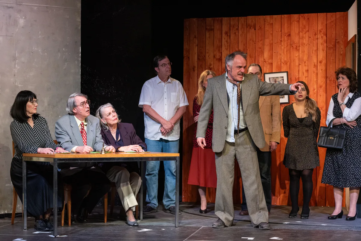Menschen auf einer Theaterbühne.